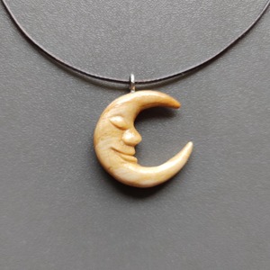 Pendentif en bois en forme de croissant de lune avec visage sculpté, fabriqué en bois naturel pour accessoires de bijoux de style bohème - Product Image 4