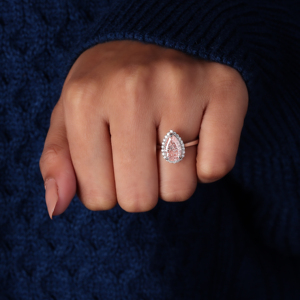Bague en or blanc 10 carats avec diamant de laboratoire rose poire de 2 carats, certifiée IGI, pour un anniversaire - Product Image 2