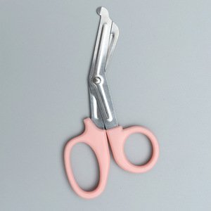 Petites ciseaux médicaux manuels à tête angulaire en plastique de 14,8 cm, à lame dentelée, pour pansements, instrument de secouriste extérieur, certifiés CE - Product Image 3