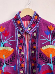 Veste en velours brodée Suzani violette bohème pour femme, style vintage, motif floral, ouverte sur le devant, vêtement ethnique - Product Image 3