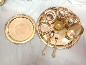 Juego de Platos Redondos de Latón Vintage con Patrón de Plantas Grabado, Vajilla Metálica Hecha a Mano para Regalo de Boda y Uso Doméstico - Product Image 3