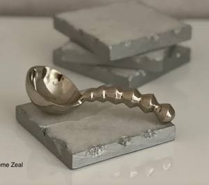 Cuchara medidora de latón hecha a mano para comedor con personalización disponible - Product Image 2