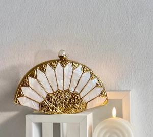 Bolso de mano de diseño con forma de abanico de nácar para mujer, ideal para bodas, fiestas y eventos nocturnos. Proveedor de India. - Product Image 1