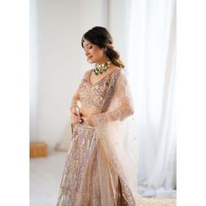 Magnifique Lehenga Choli en soie pour mariages, magnifiquement brodé avec des sequins. - Product Image 4