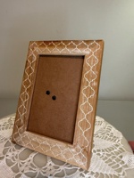 Cadre photo en bois fait main, motif treillis marocain sculpté, support photo rustique pour table, bureau ou décoration murale, vitrine artistique