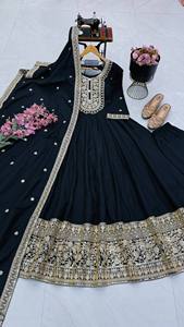 Traje Anarkali Tradicional Negro con Bordado Dorado, Largo hasta el Suelo, de Seda Romana Pesada, Ropa Étnica para Mujer, Estilo India Pakistán para Bodas - Product Image 5
