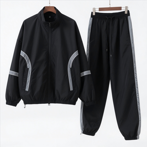 Survêtement unisexe noir en polyester, deux pièces, fermeture éclair, coupe ample, vêtements de sport d'automne avec poches latérales - Product Image 1