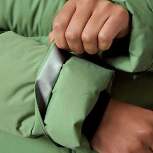 Veste matelassée noire à capuche pour femme avec manches bouffantes, fermeture éclair, style court d'hiver, couleur unie, rembourrage en polyester - Product Image 6