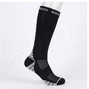 Chaussettes de sport respirantes bleues à motif géométrique pour adultes – Collection Printemps - Product Image 3