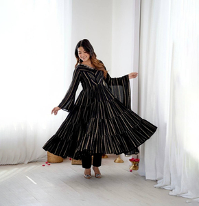 Abito di Design in Finto Georgette, Collezione Anarkali Pakistana per Matrimoni, Completo Anarkali con Kameez Corto, India - Product Image 1