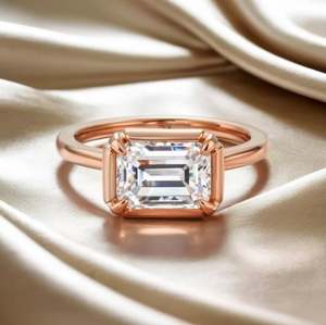 Anillo de compromiso de lujo unisex de plata de ley 925 con diseño de moissanita de corte esmeralda y engaste de garra en oro rosa para mujer - Product Image 5