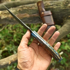 Couteau de chasse Tracker à lame fixe en acier Damas, pointe droite, manche en forme de cône de pin, incrustation en résine turquoise, étui en cuir, ODM - Product Image 4