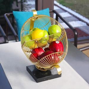 Cesta de frutas antigua de metal con base de mármol que agrega un toque elegante a las mesas de desayuno. El brillo metálico crea una estética premium. - Product Image 1