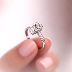 Bague de fiançailles demi-éternité en or massif 10K 14K 18K avec diamant de laboratoire taille cercueil, couleur DEF, clarté VS VVS, certifié IGI, vente en gros - Product Image 4