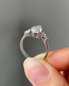 Bague de fiançailles à trois pierres en diamant de laboratoire de 3 carats, certifiée IGI - Product Image 1