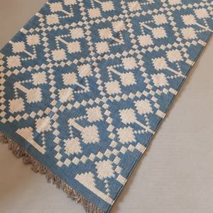 Tapis en laine fait main |   Tapis d'appoint abstrait bleu et ivoire tissé à la main |   Tapis en laine naturelle à poils ras, écologique, pour salon et chambre à coucher - Product Image 4