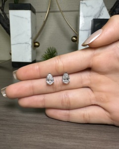 Pendientes de Diamante Cultivado en Laboratorio con Corte Pera Esculpido y Tres Puntas, Oro de 14K, Joyería Fina de Lujo, Proveedor Mayorista - Product Image 6
