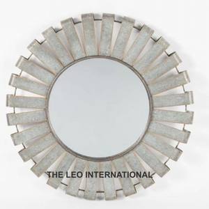 กระจกติดผนังทรงเหลี่ยมเหลี่ยมไม่สม่ำเสมอ ทำจากเหล็กสไตล์ดั้งเดิม ตกแต่งด้วยสีทอง ผลิตจากอินเดีย ของตกแต่งบ้านสุดหรู - Product Image 5