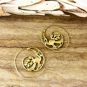 Pendientes de Aro de Pluma de Pavo Real de Alta Demanda, Pendientes Bohemios de Latón para Mujer, Aros Espirales Tribales de Animales Chapados en Oro de 18K para Venta al por Mayor/OEM/ODM - Product Image 5