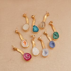 Boucles d'oreilles clous en agate géode blanche druzy, serties de laiton plaqué or, fabrication artisanale, bijoux tendance pour femmes - Product Image 6