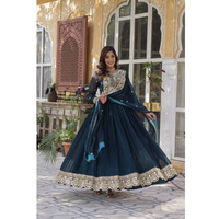 Robe évasée en soie luxueuse à motifs floraux avec accents brillants Zari, voile en maille élégant, col rond, ensemble de vêtements de soirée fantaisie pour femmes