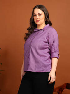 Camisa de algodón lavanda para mujer con estampado de rayas flexibles, cuello camisero y mangas cortas, diseñada para uso casual global. - Product Image 5