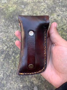 Cuchillo de bolsillo plegable EDC de acero de Damasco hecho a mano con bolster grabado y mango de madera Pakka, cuchillo para camping y actividades al aire libre con funda de cuero. - Product Image 6