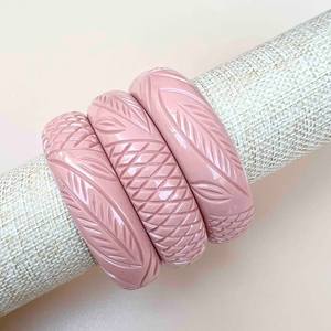 Brazalete de Resina a la Moda para Mujeres Indias, Estilo Ángel, Hecho a Mano y Personalizable - Product Image 1