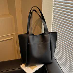 Sac fourre-tout décontracté en cuir véritable grande capacité avec fermeture éclair, bandoulière, style minimaliste, unisexe, usage quotidien, rivets tendance - Product Image 1