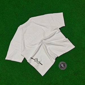 T-shirt décontracté pour homme, blanc, coupe classique, manches courtes, col rond, avec impression DTF de la lettre, logo sur le devant, 100% coton jersey tricoté - Product Image 3