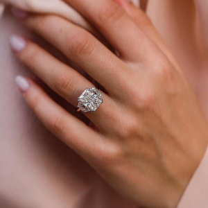 Anillo de compromiso de oro blanco de 10K con moissanita de corte radiante y piedras laterales de corte media luna, anillo de doble garra de oro macizo para mujer - Product Image 2