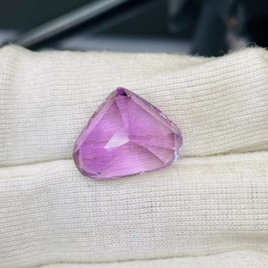 พลอยคุนไซต์ทรงหัวใจธรรมชาติ น้ำหนัก 12.06 กะรัต คุณภาพเกรด AAA ความเงางามระดับ AAA สีสวยงาม เหมาะสำหรับการขัดแต่ง ราคาถูก - Product Image 6