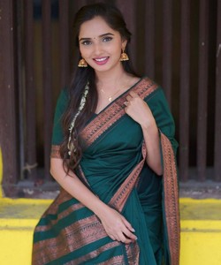 Sari de Seda Verde, Estilo Banarasi, con Borde Decorado, Largo hasta el Suelo, para Bodas Indias Tradicionales - Product Image 2