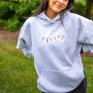 Gamma |   Phi |   Sweat-shirt à capuche unisexe gris Beta Tackle Twill brodé pour femme, coupe oversize décontractée, avec logo frontal, idéal pour l'automne - Product Image 1