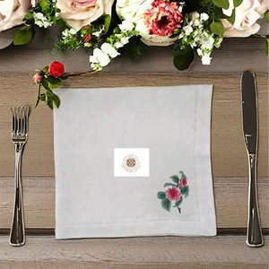 Servilleta de lino bordada con flor de rosa, diseño clásico y romántico, perfecta para mesas de boda y ocasiones especiales. - Product Image 3