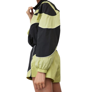 ชุดวอร์มกันลมสองชิ้นแบบมีฮู้ดและกางเกงขาสั้นสำหรับผู้หญิง  ผ้าไนลอน  ลายบล็อกสี  พร้อมโลโก้ - Product Image 5