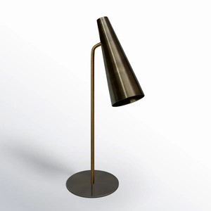 Lámpara de Mesa Contemporánea de Latón con Pantalla Metálica, Elegante Lámpara de Escritorio para Estudio y Espacio de Trabajo - Product Image 4