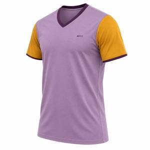 Camiseta Signature para hombre con cuello en V y mangas en contraste dorado, ropa personalizada, corte regular, poliéster transpirable de punto - Product Image 3