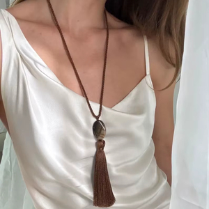 Collier long à pendentif en pompon marron, collier bohème élégant fait à la main, bijoux de mode pour femmes - Product Image 1