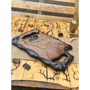 Belle planche à découper en bois avec un design à bord vif apportant un charme naturel aux espaces de cuisine et aux présentations de repas - Product Image 1
