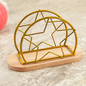 Porte-serviettes en métal, design étoile dorée avec base en bois, distributeur de mouchoirs décoratif pour table, organisateur de table à manger moderne - Product Image 3