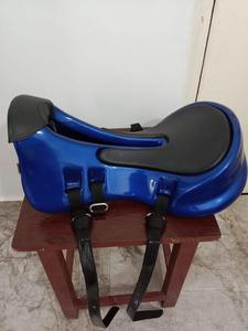 อานม้าพลาสติกสีน้ำเงินแบบทนทานพร้อมสายรัดท้องสีดำคู่ - Product Image 1