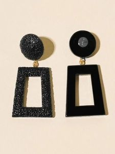 Boucles d'oreilles à clip en résine faites à la main par des artisans pour femmes, bijoux de fête tendance et colorés, design classique - Product Image 1