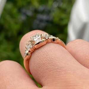 Bague pour femme en or massif 14 carats avec cinq pierres, diamant taille émeraude de 2,02 carats cultivé en laboratoire, design unique, idéale pour les fêtes, mariages et anniversaires - Product Image 6