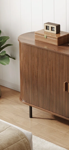 Meuble de rangement à deux portes en bois massif fait main, finition marron, design à panneaux plats, idéal pour le salon ou l'entrée. - Product Image 5