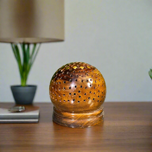 Lámpara de Techo de Madera Hecha a Mano por Artesanos de SUAZ, Iluminación Ambiental Artística con Diseño Perforado, Decoración Única para el Hogar, Lámpara de Mesa Ecológica - Product Image 1