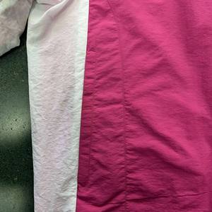 ชุดเซ็ตเสื้อฮู้ดกันลมสีชมพูขาวผ้าเทอร์รี่แบบรักษ์โลกสำหรับผู้ชาย สไตล์สตรีทแฟชั่นฤดูร้อน พร้อมกางเกงขาสั้นลายพิมพ์ถักแบบคู่ - Product Image 4