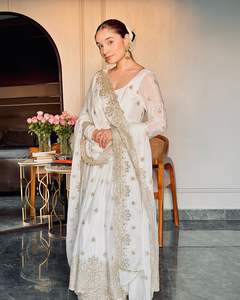 Vestido Anarkali de seda chinon blanca con bordado de lentejuelas pesadas y conjunto de dupatta, que incluye vestido, pantalón y dupatta. - Product Image 3