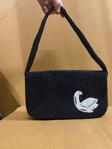 Bolso de Mano con Cuentas de Cisne Hecho a Mano para Mujer |   Bolso de hombro al por mayor con cuentas de semillas blancas y negras |   Proveedor de Marca Privada OEM - Product Image 3