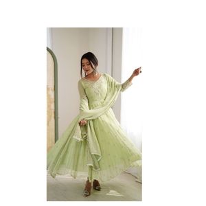 ชุดเดรสอานาร์กาลีหรูหรา ผ้าเนื้อหนา ประดับด้วยลายปักเลื่อมสีรุ้ง พร้อมด้วยผ้าคลุมไหล่แบบยาว เหมาะสำหรับงานเทศกาล - Product Image 1